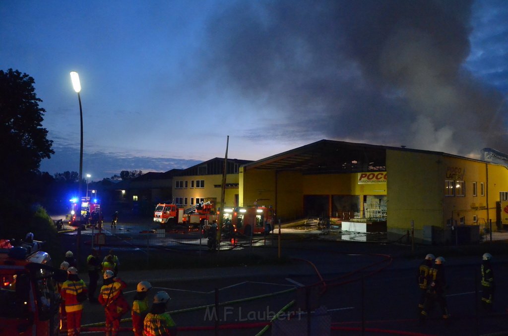 Grossfeuer Poco Lager Koeln Porz Gremberghoven Hansestr P280.JPG - Miklos Laubert